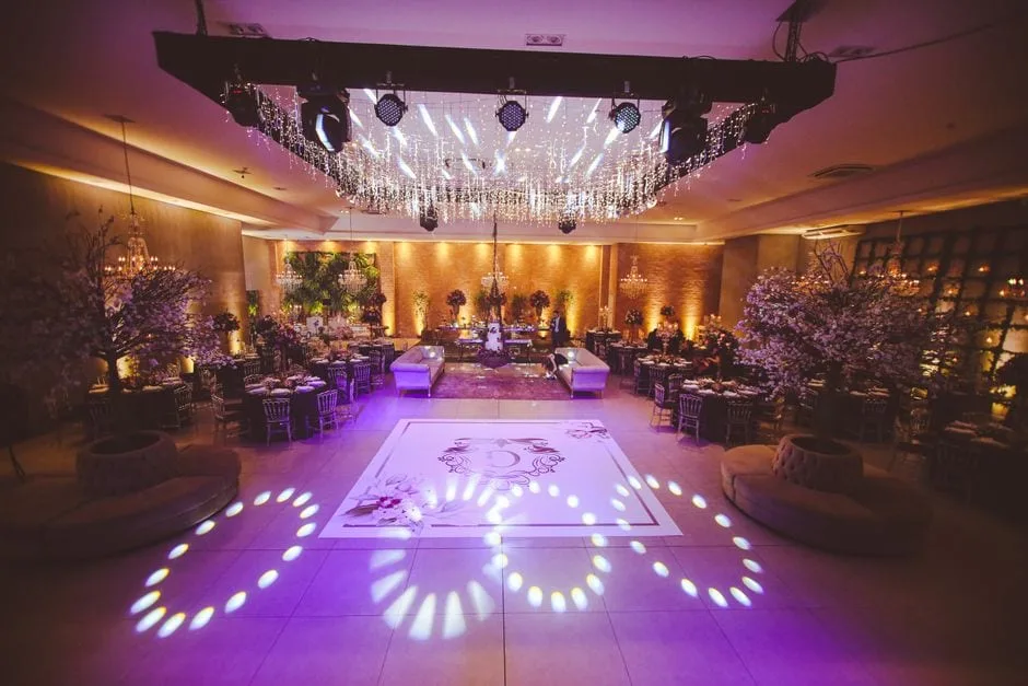 The gala floor — Intelligent lighting choreographed to the minute