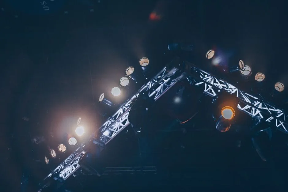 Rigging & truss — Certified rigs, redundant power, zero downtime